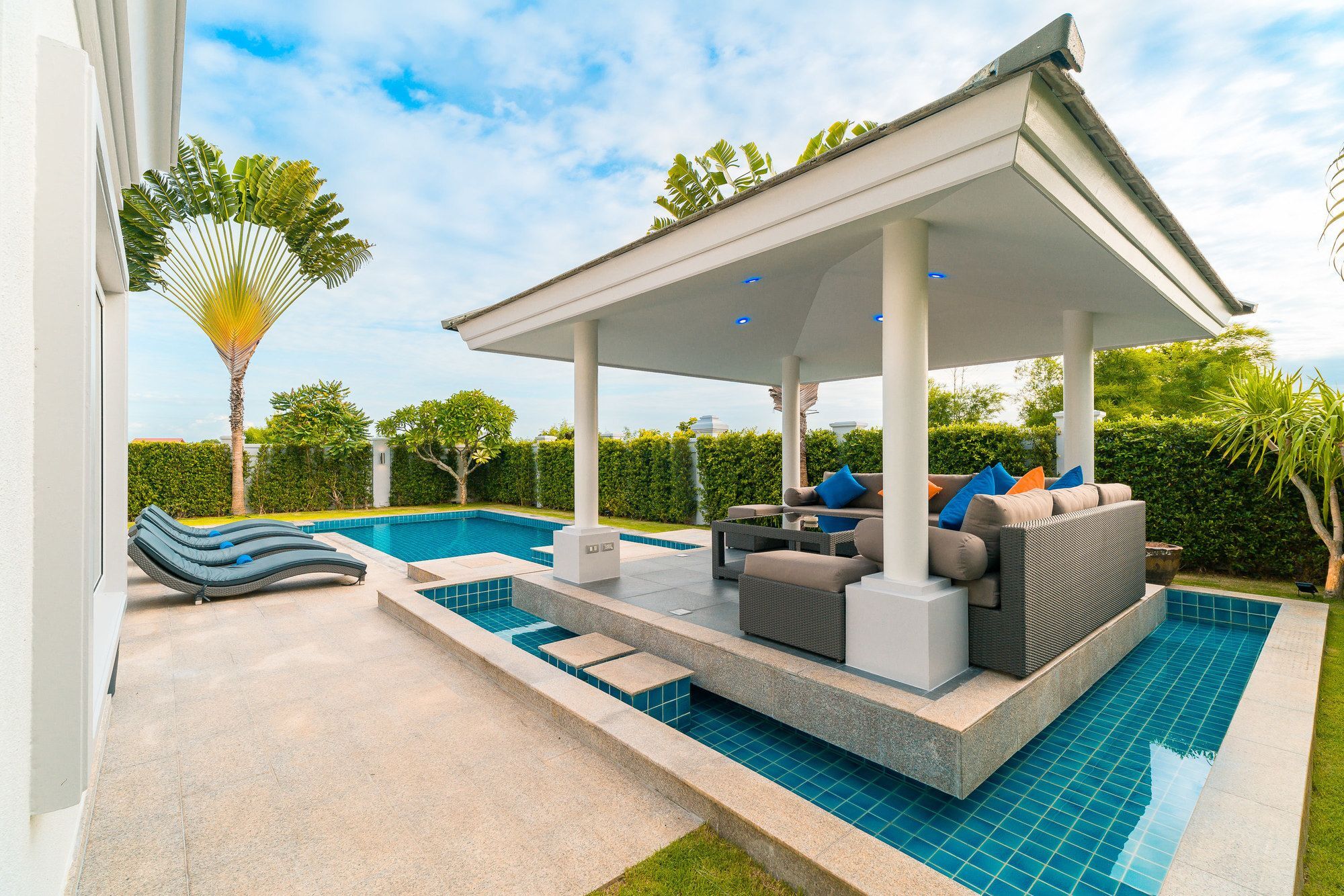 Luxury Pool 608